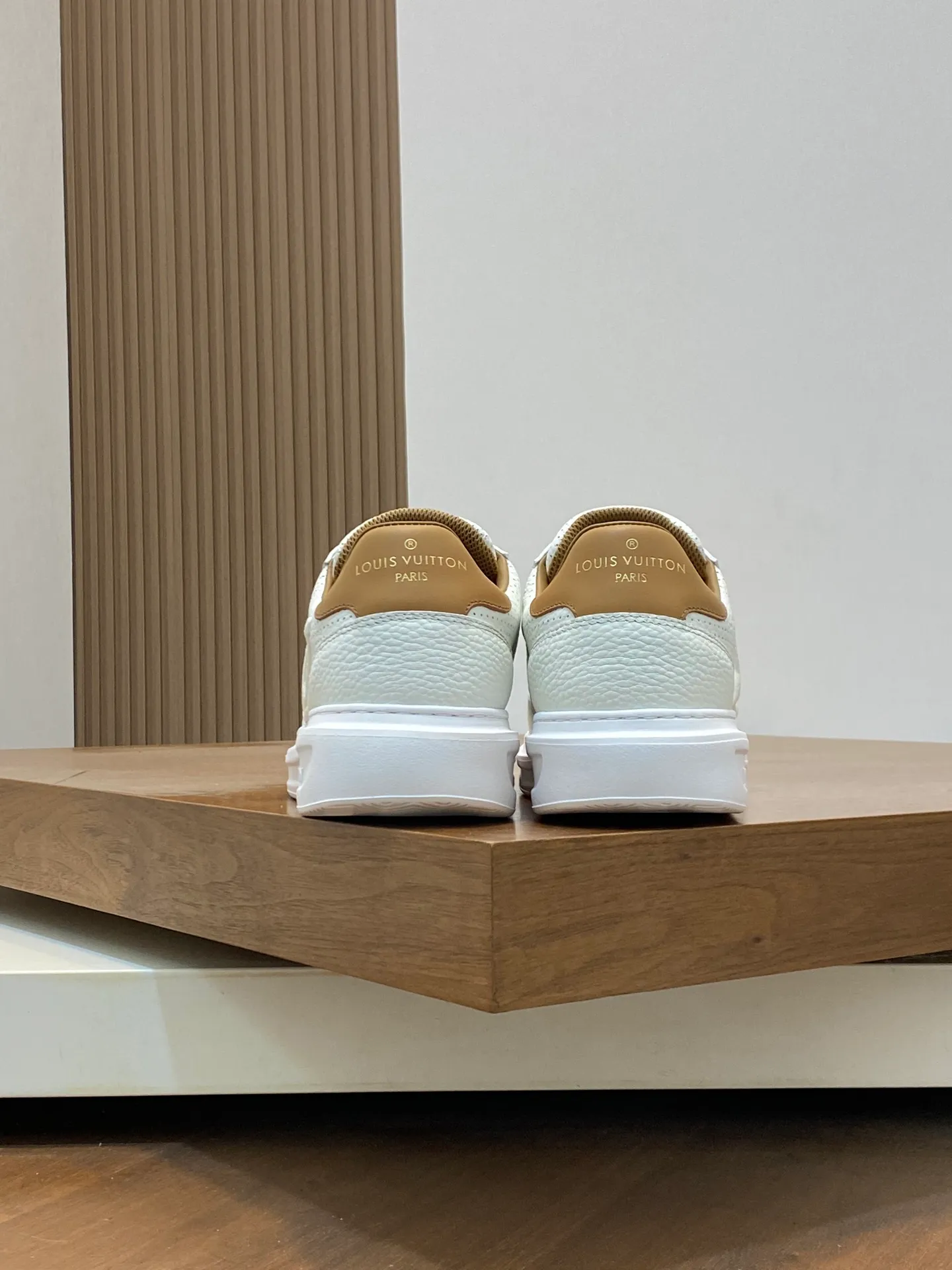 Factory Price: 400💰LV🔍Top Purchasing Agency🇮🇹 Lu Street Boy’s popular sports shoes counter synchronized, uppers imported from Italy cowhide fabric, high-quality complex splicing crafts, imported water-dyed cowhide lining cowhide feet Sole: Original sole provided by the original factory, T men's men's shoes 💰U exclusive movable molded sole, super comfortable, original factory follow-up goods, 🔍🔍high quality, can be entered and exited the counter at will, welcome to compare, code number 39-44 (order 38 45)